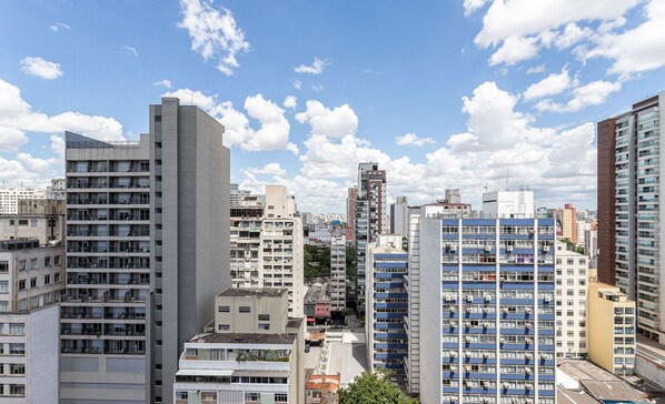 Un immeuble de grande hauteur, doté de nombreux étages, de grandes fenêtres et de balcons.