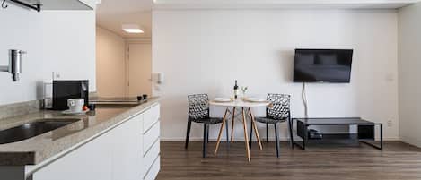 Estudio superior | Cocina privada | Cafetera y tetera, refrigerador con congelador y microondas