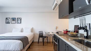 Estúdio design | Cozinha privada | Cafeteira/chaleira, geladeira grande, micro-ondas, cooktop