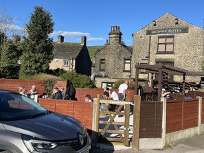 Exterior - The George Hotel (High Peak)