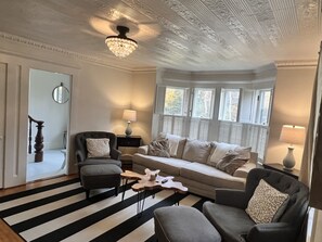 Smart-TV, Kamin, Bücher