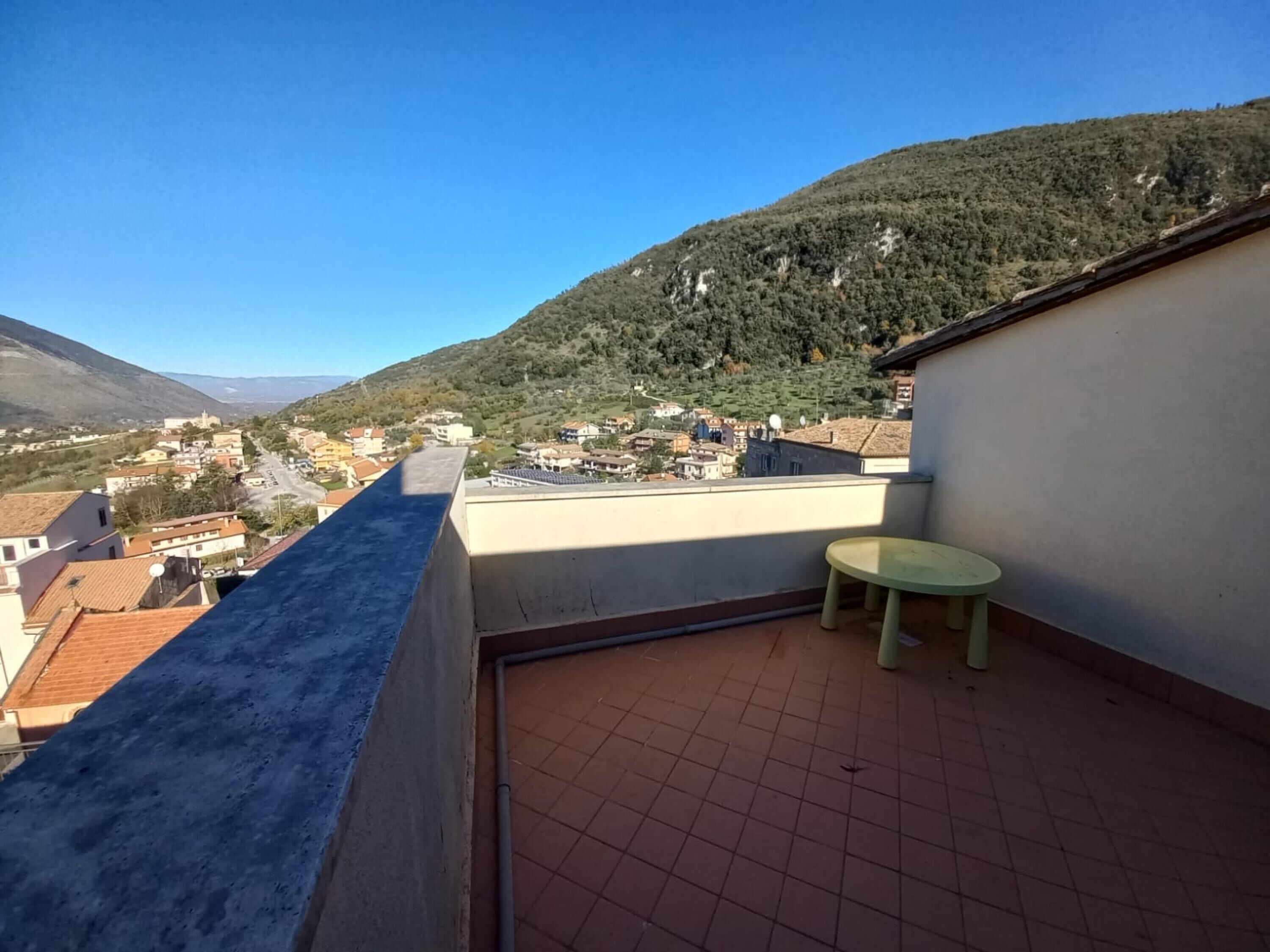 Ein Balkon mit Blick auf eine Stadt und Berge.