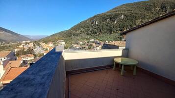 Een balkon met uitzicht op een stad en bergen.
