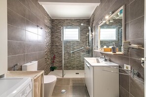 Shower, hair dryer, towels