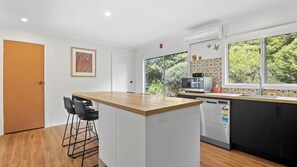 Microwave, oven, stovetop, dishwasher - Annelise - Perfect for those seeking a relaxed getaway by the sea (Lorne)