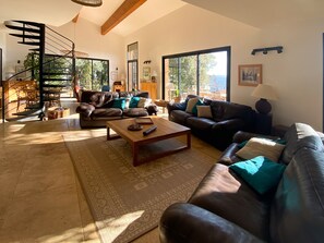 TV, books, stereo - Luxury Villa, 8 Guests - Lake View & Private Pool (Montauroux)