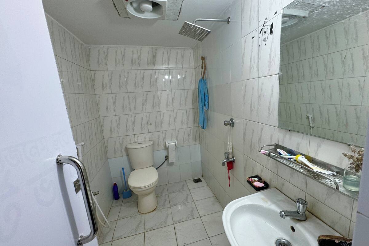 Ein Badezimmer mit Toilette, Waschbecken und Dusche.