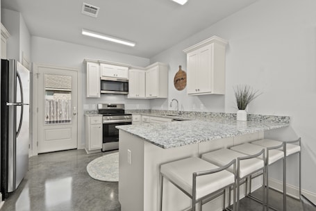 Fridge, microwave, oven, stovetop. Peaceful & Convenient 2 Bed 2 Bath Apartment for you short/mid term cirucmstance