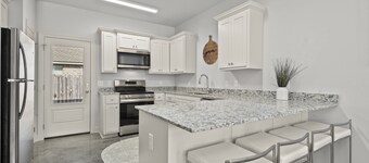 Peaceful & Convenient 2 Bed 2 Bath Apartment for you short/mid term cirucmstance