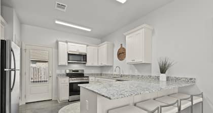 Peaceful & Convenient 2 Bed 2 Bath Apartment for you short/mid term cirucmstance