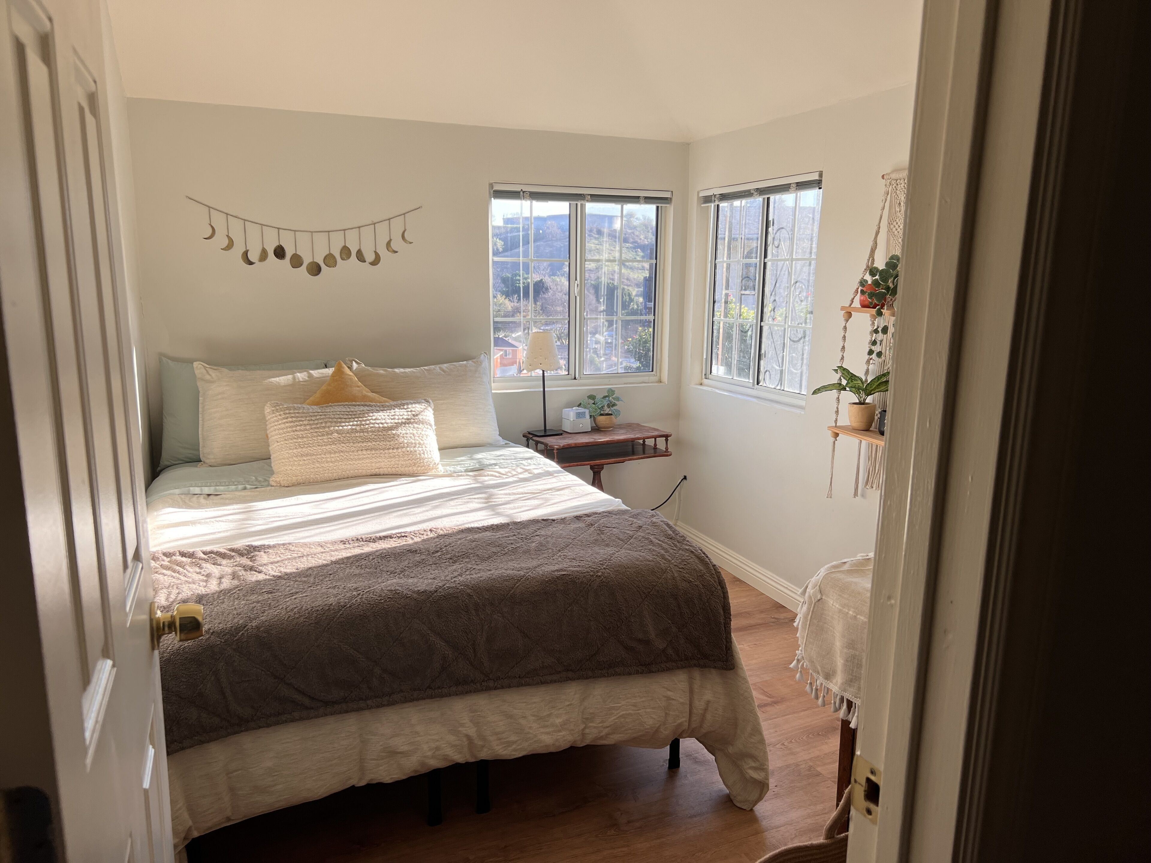 Updated & Sunny Detached 1 Bedroom Guest Unit with Kitchenette & View