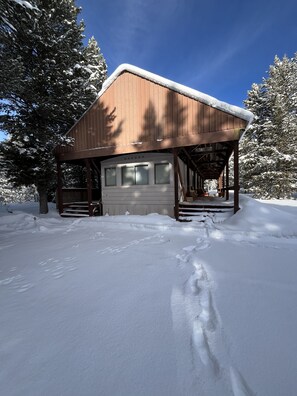 Exterior - Cozy Island Park retreat close to Yellowstone (Island Park)