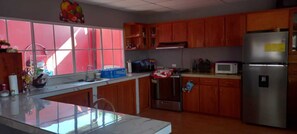 Kjøleskap, mikrobølgeovn, ovn og kokeplater