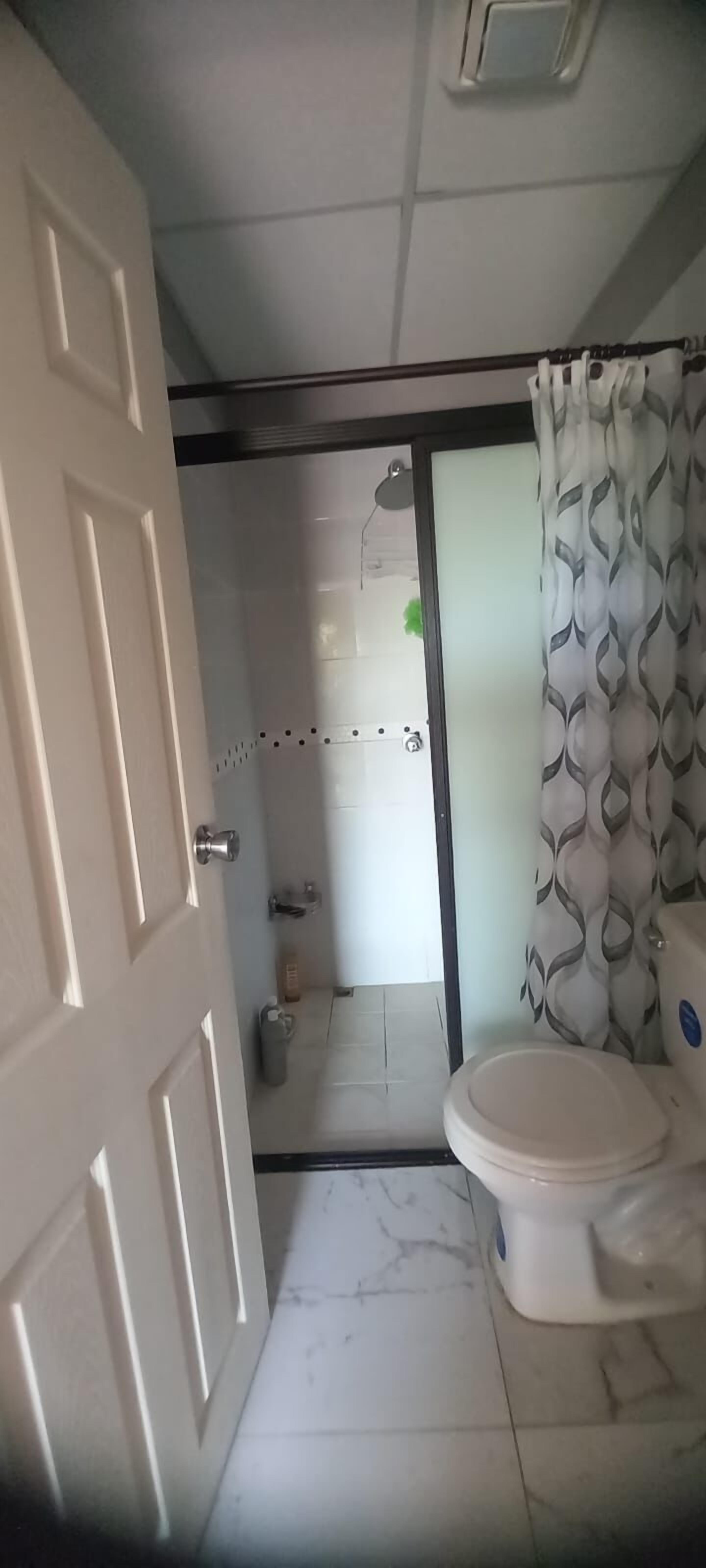 Een douche, een haardroger, handdoeken, zeep