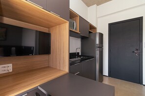 商務開放式客房 | 私人廚房 | 小冰箱、微波爐、鍋具/餐盤/廚房用品