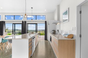 ثلاجة، ميكروويف، غسالة أطباق، محمصة خبز