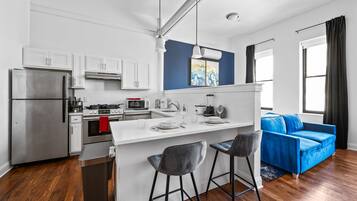 Réfrigérateur, micro-ondes, four, plaque de cuisson