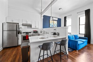 Fridge, microwave, oven, stovetop - Open space lux studio 20 mins to NYC (Newark)