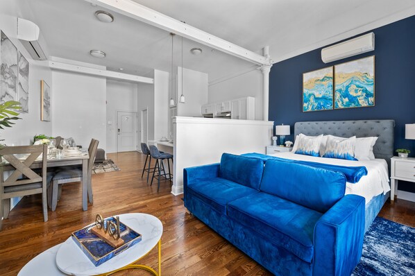 Smart TV, books - Open space lux studio 20 mins to NYC (Newark)