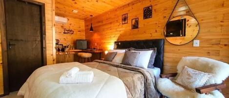 Cabana lua de mel, banheira de hidromassagem, vista para o lago | 2 quartos, roupas de cama premium, individualmente decorados