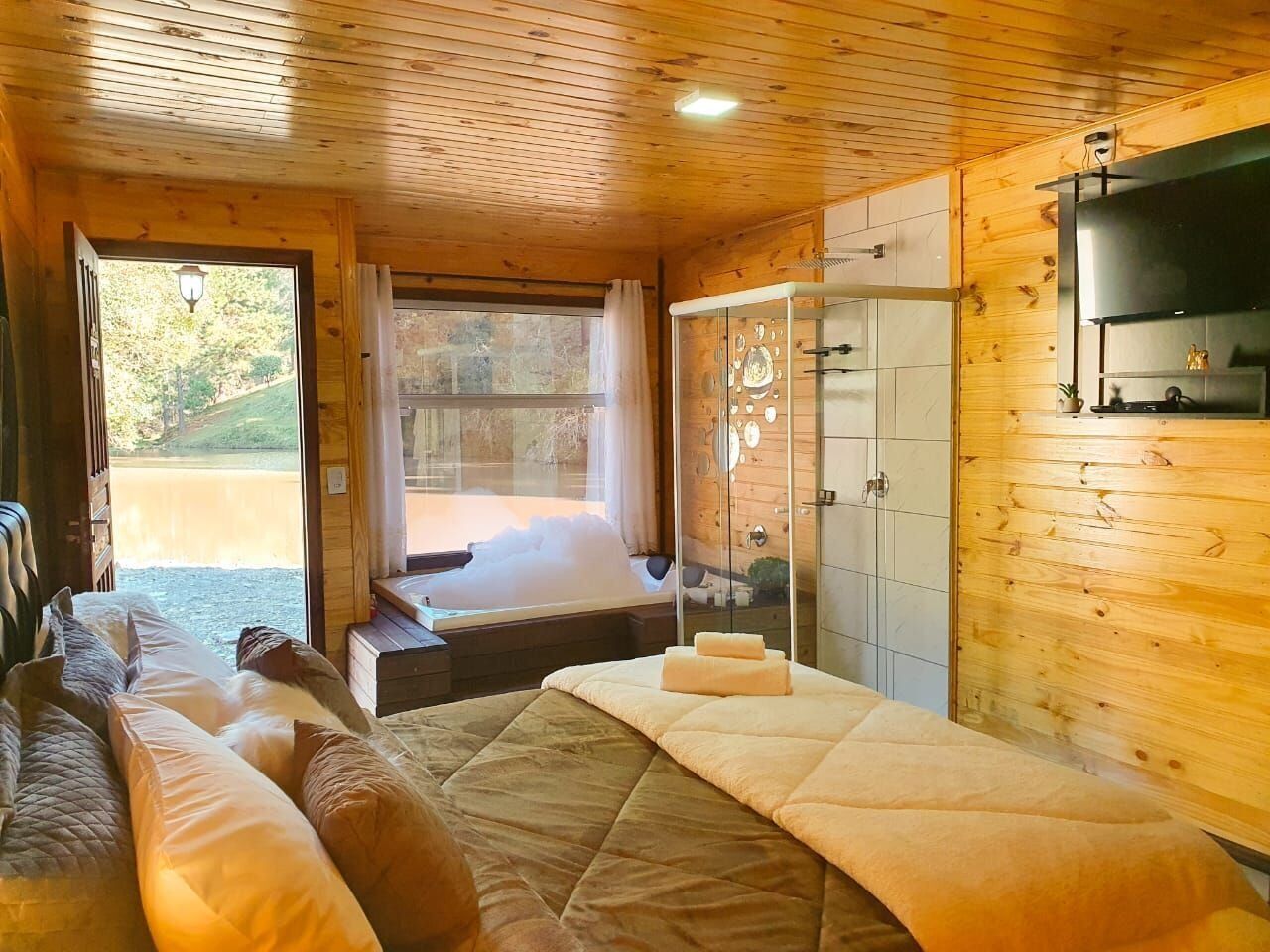 Cabaña de luna de miel, bañera de hidromasaje, vistas al lago | 2 dormitorios, ropa de cama de alta calidad, decoración individual