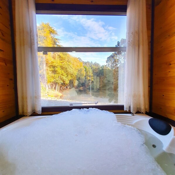 Honeymoon Cabin, Jetted Tub, Lake View | Interior
