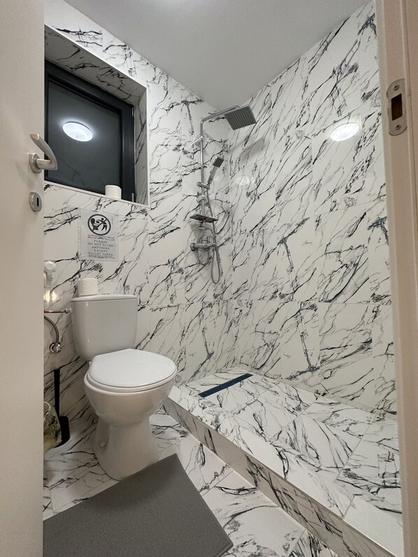 SĂšche-cheveux, serviettes fournies, savon, papier toilette