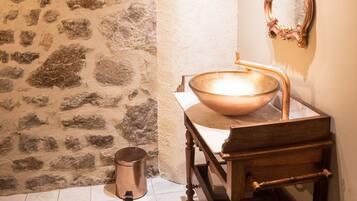 Dutxa, assecador de cabells, tovalloles i sabó