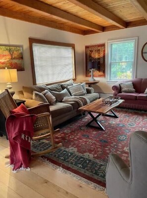 Smart TV - Spacious Putney 3BR Ski House (Putney)