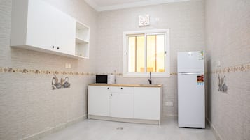 Full-size fridge, microwave, oven, stovetop