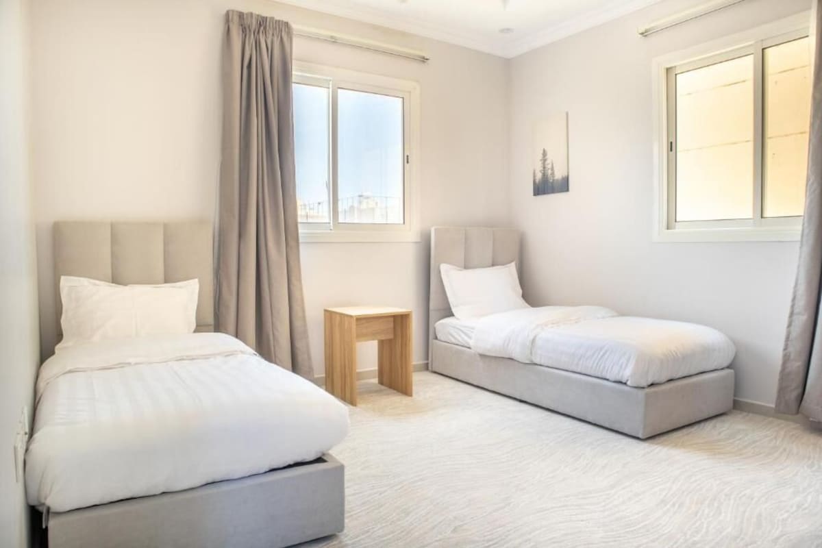 Egyptian cotton sheets, premium bedding, desk, WiFi (free)