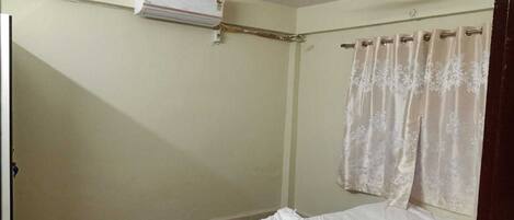 Douche, serviettes fournies, savon