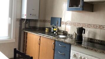 Een koelkast, een magnetron, een oven, een kookplaat