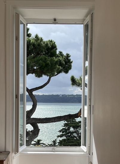 Ideal for 2 families, large charming house, sea view, direct access to the beach