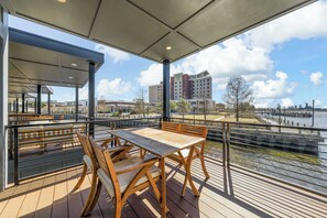 Outdoor dining - Malibu @ The Cove Riverwalk Villas (Wilmington)