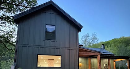 Charming cozy RIVERFRONT cottage on the Piney River. A little slice of heaven!