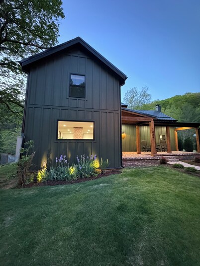 Charming cozy RIVERFRONT cottage on the Piney River. A little slice of heaven!