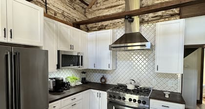 Charming cozy RIVERFRONT cottage on the Piney River. A little slice of heaven!
