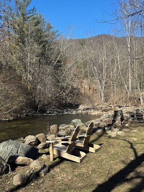 Property grounds - Charming cozy RIVERFRONT cottage on the Piney River. A little slice of heaven! (Roseland)