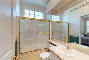 Shower, hair dryer, towels, soap - Mountain Home, 30 mins from Yosemite, near lake & golf course. (Groveland)