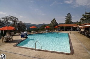 Een buitenzwembad, een verwarmd zwembad