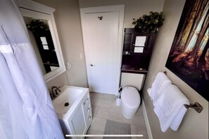 Bidet, Handtücher, Seife, Shampoo