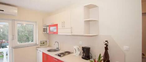 Kylskåp, mikrovågsugn, spishäll och kaffe- och tebryggare