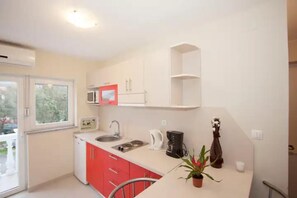 Fridge, microwave, stovetop, coffee/tea maker - Two bedroom apartment for 4 person (Jadranovo)