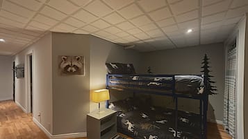 4 habitaciones, tabla de planchar con plancha, wifi y ropa de cama