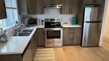 Refrigerador, microondas, horno y parrilla de estufa