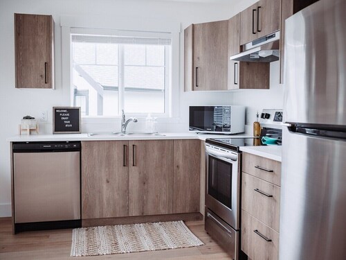 Quiet, above-garage suite in Royal Bay