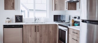 Quiet, above-garage suite in Royal Bay