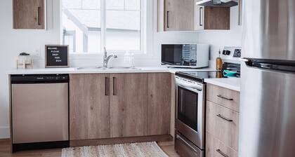 Quiet, above-garage suite in Royal Bay