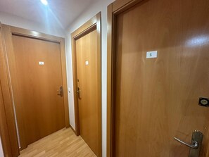 Interior detail - Apartments Fast Single Rooms (Madrid)